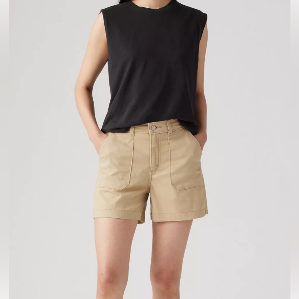 Levi’s Women NWT Khaki Utility Short, Size 24